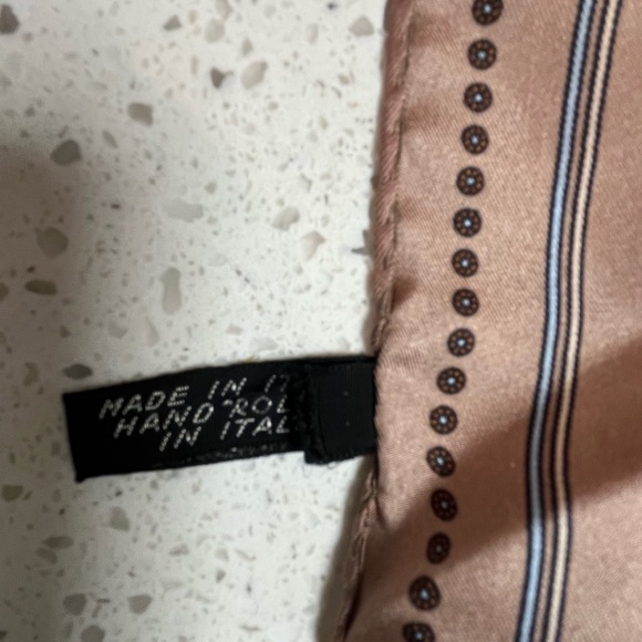 Elegant Brown Patterned Pocket Square silk hand rolled in Italy - Picture 3 of 4